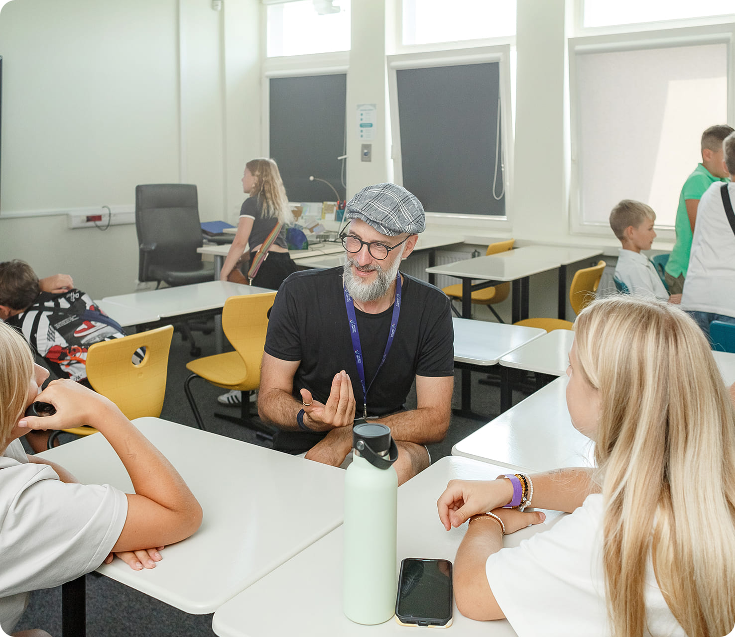 Stovyklos „Pojūčių laboratorija“ vadovas bendrauja su vaikais klasėje