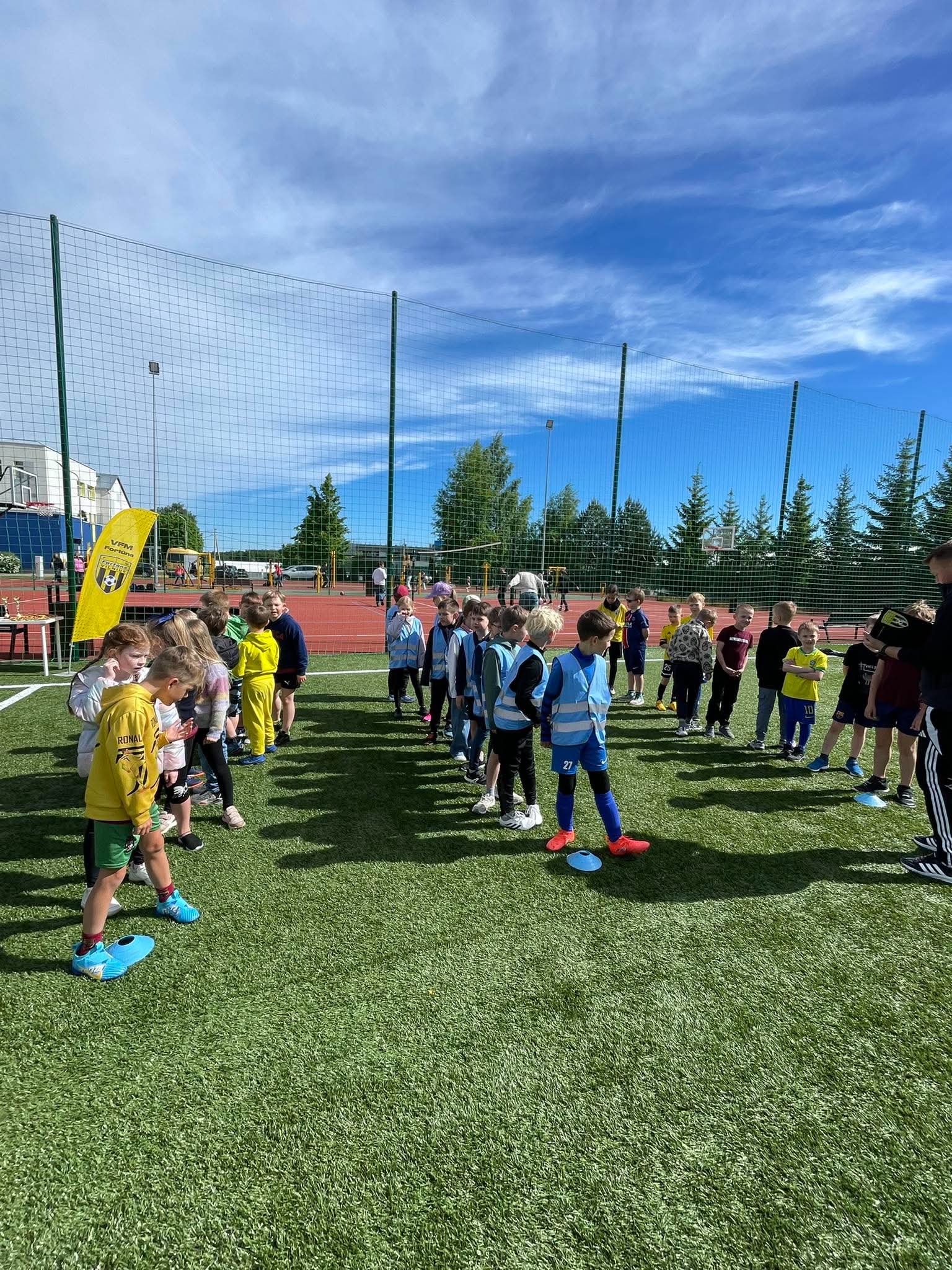 Futbolo turnyro komandos rikiuotėje aikštėje