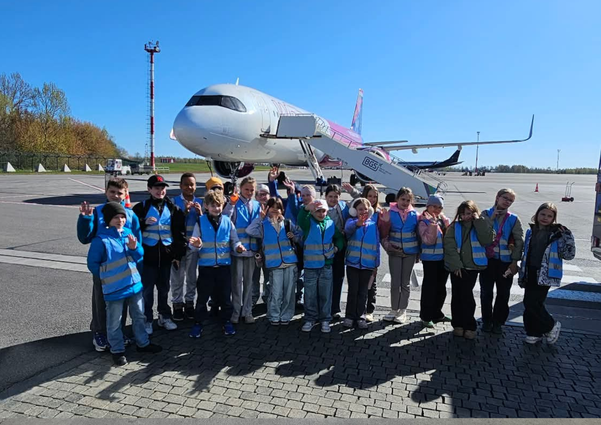 Ar tikrai įmanoma, kad kelių dešimčių tonų lėktuvas pakyla nuo žemės ir skrenda? Šį klausimą mokiniai nagrinėjo edukacinės išvykos į oro uostą metu
