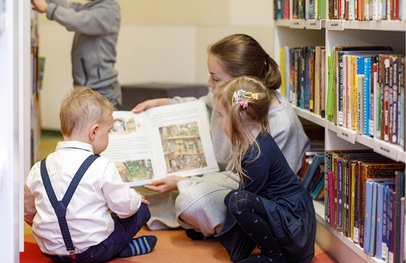 Darželinukai varto knygas bibliotekoje