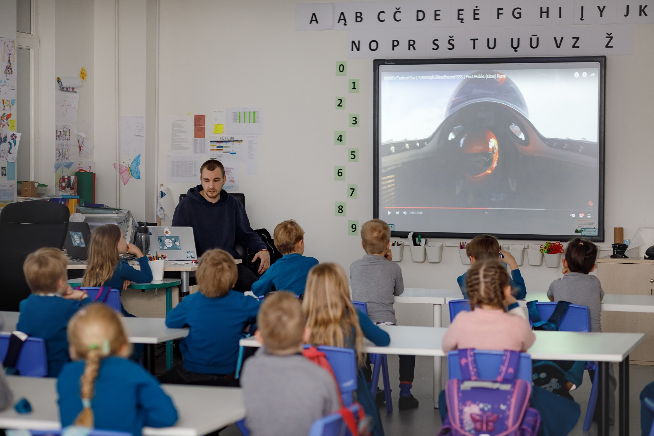 „Žinių radijo“ laidoje  ugdymo strategijos vadovas A. Lakštauskas:  kai tema leidžia vaikui panaudoti jau turimą patirtį ir naujų dalykų mokytis per patyrimą – mokymasis suskamba