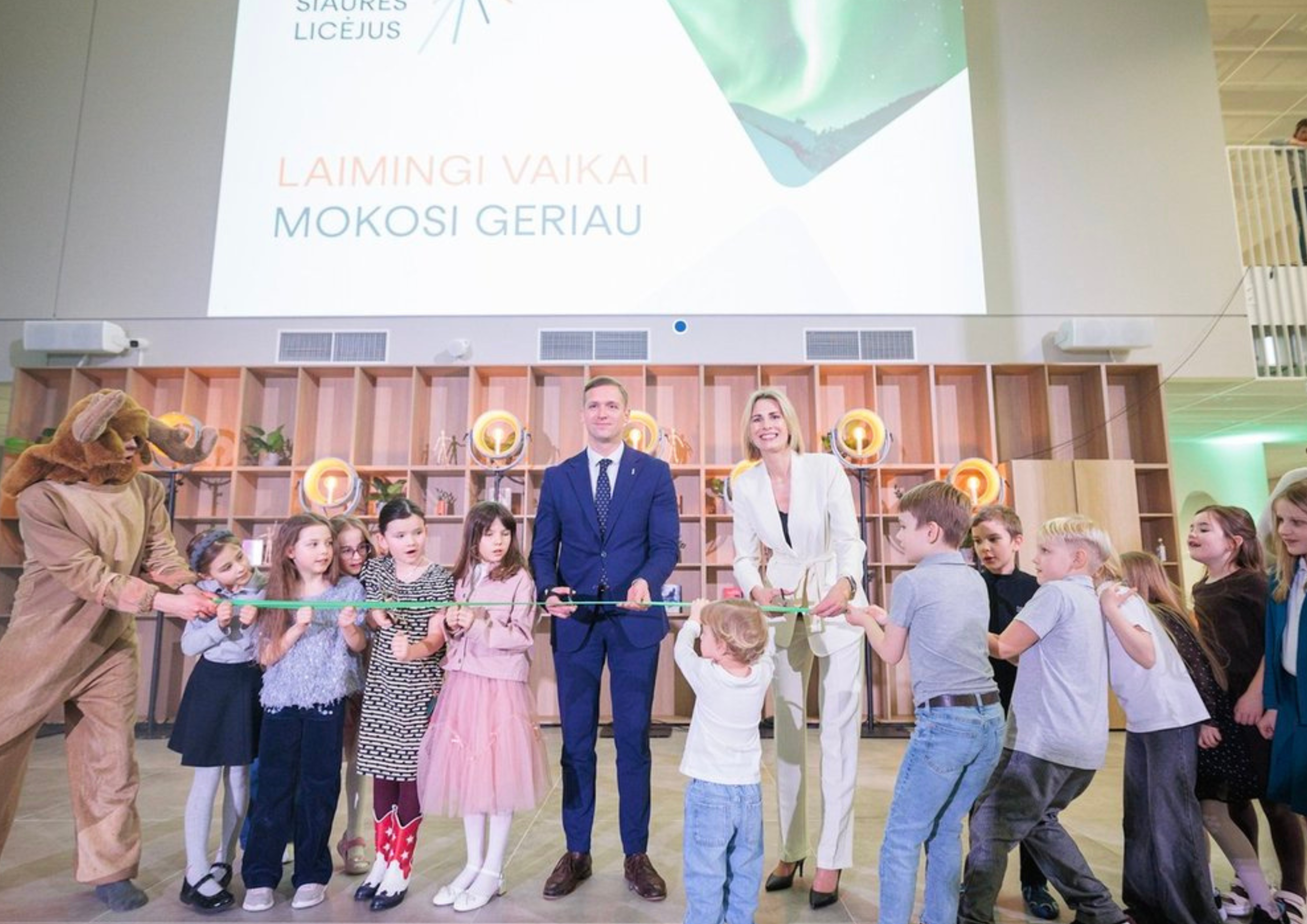 Atidarytas „Šiaurės licėjaus“ mokyklos, darželio ir baseino kompleksas: čiuožyklą išbandė ir meras