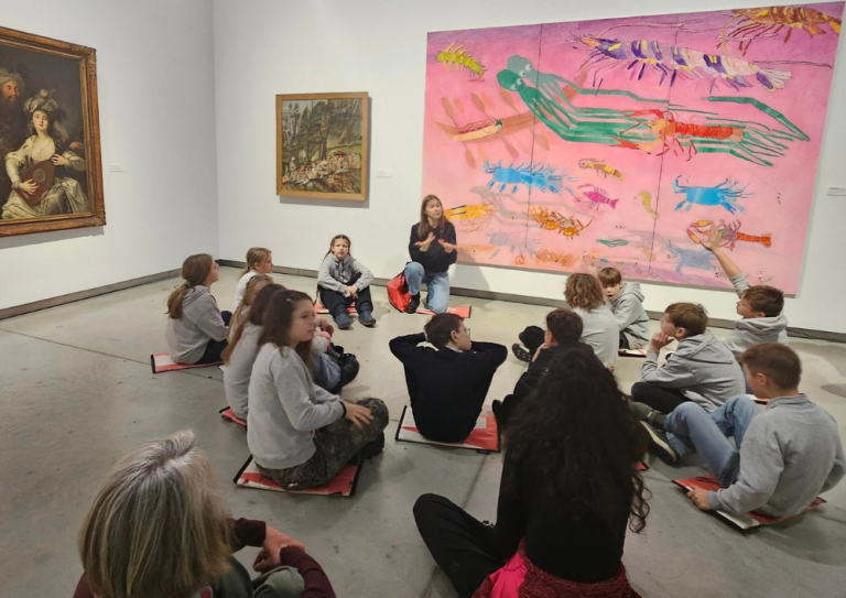 Mokiniai užsiėmime dailės galerijoje