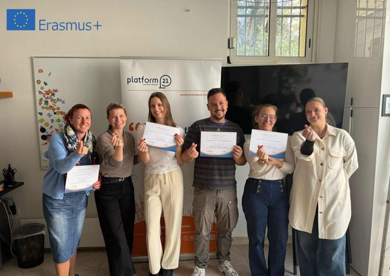 Erasmus+ kalbų kursų dalyviai su pažymėjimais