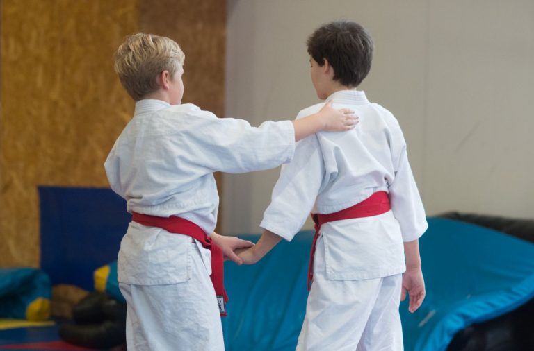 Berniukai poroje atlieka aikido pratimą