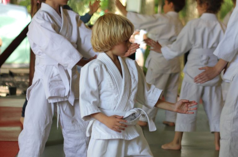 Jaunieji aikido mokiniai treniruotėje