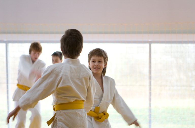 Aikido pratimas poroje su geltonais diržais