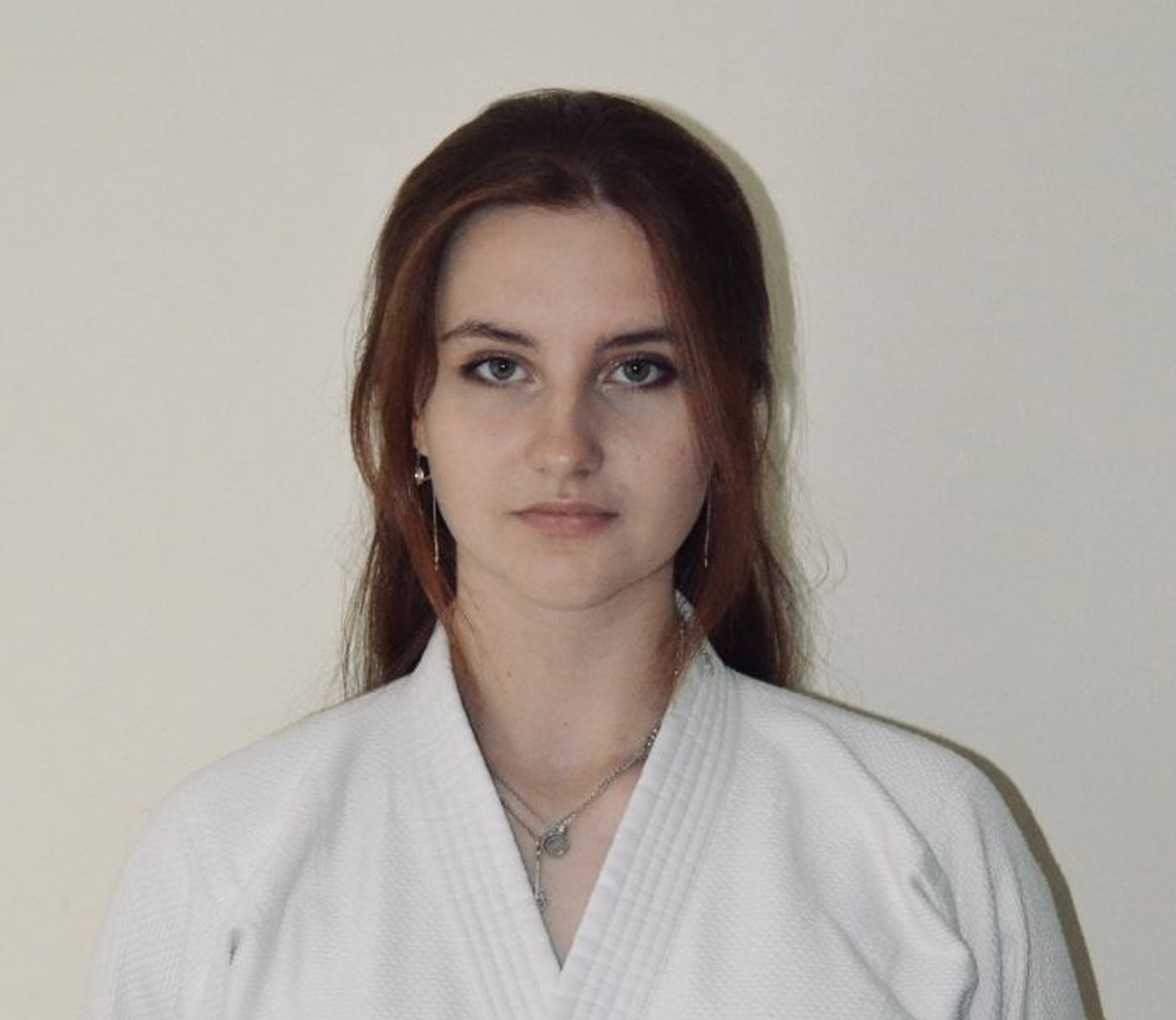 Aikido trenerė su baltu kimono