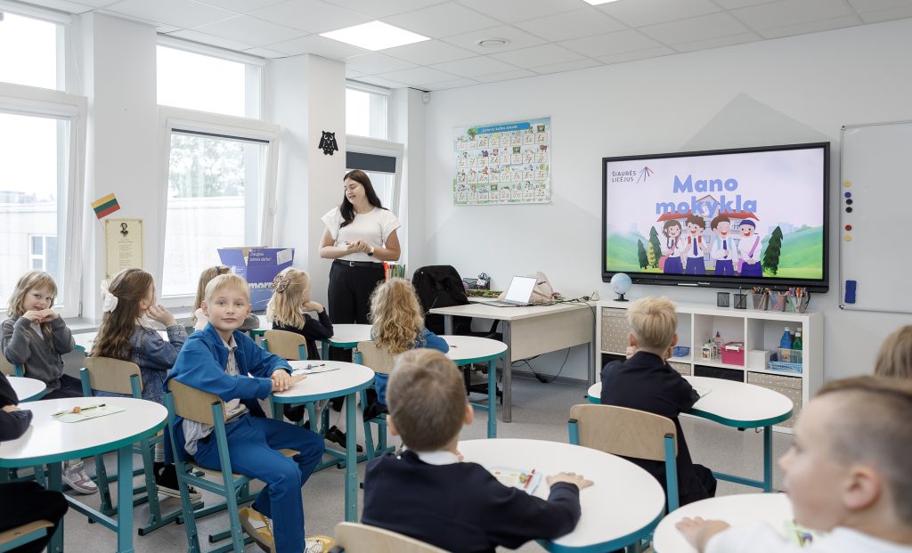Priešmokyklinio ugdymo klasė su mokytoja ir ekranu