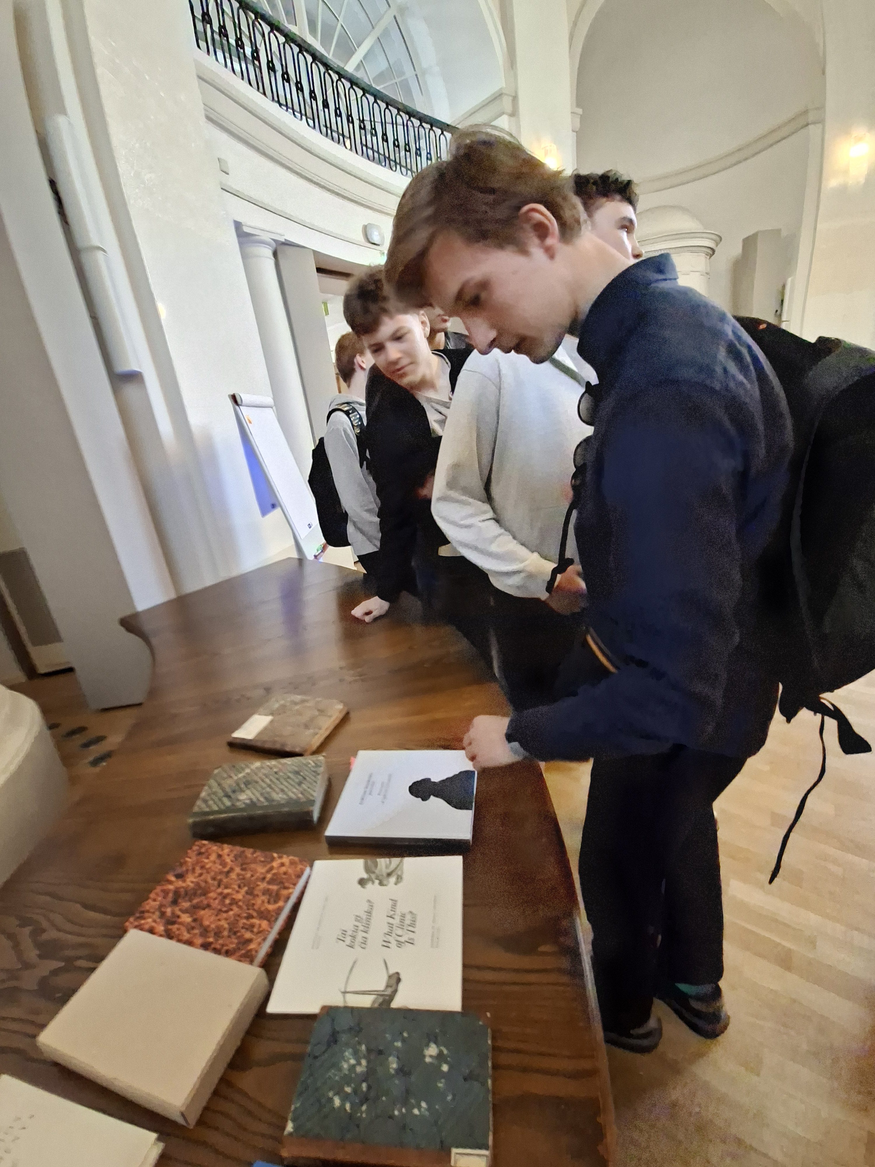 Mokiniai apžiūri ministerijos eksponatus