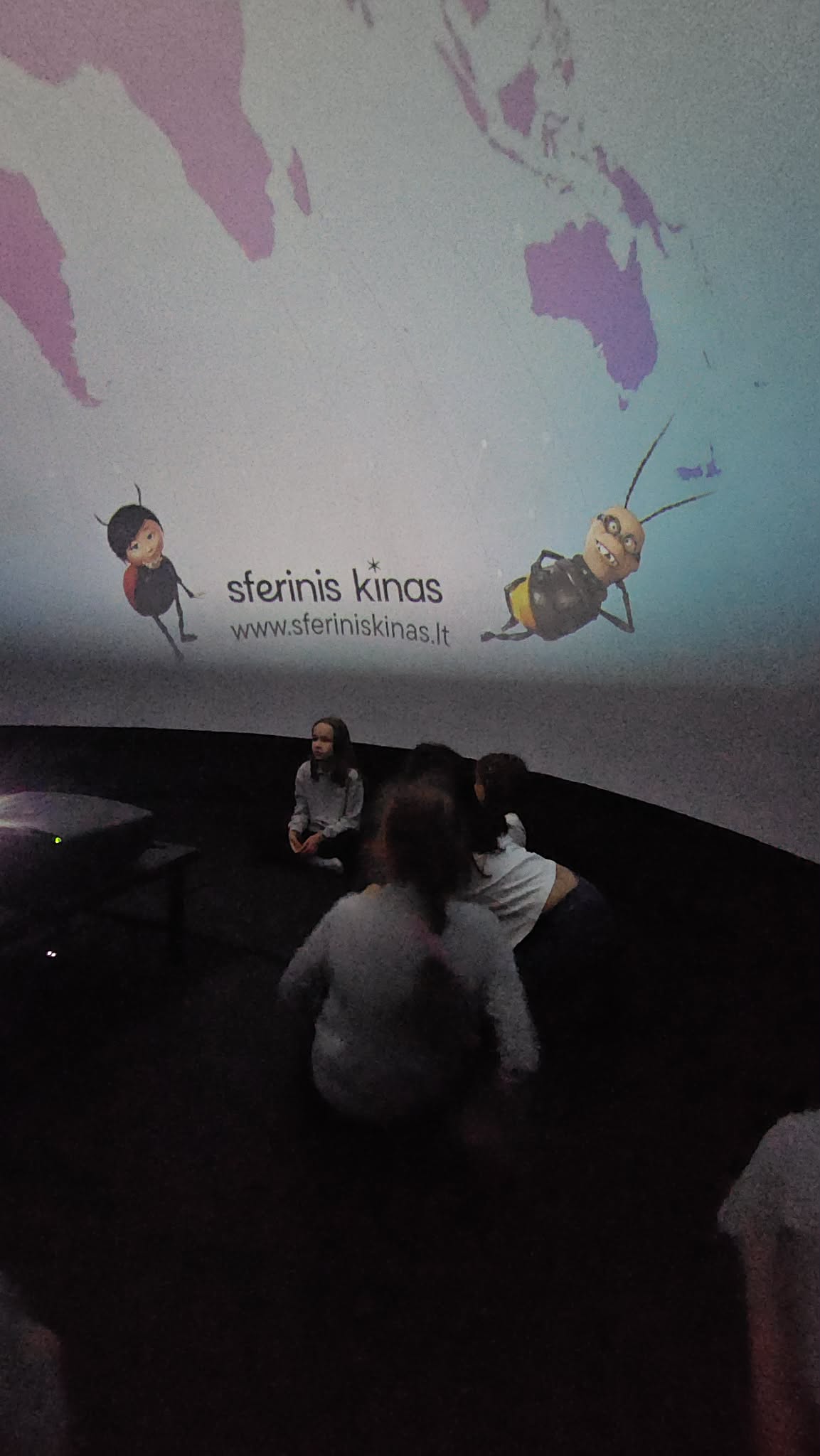 Vaikai sferinio kino kupole