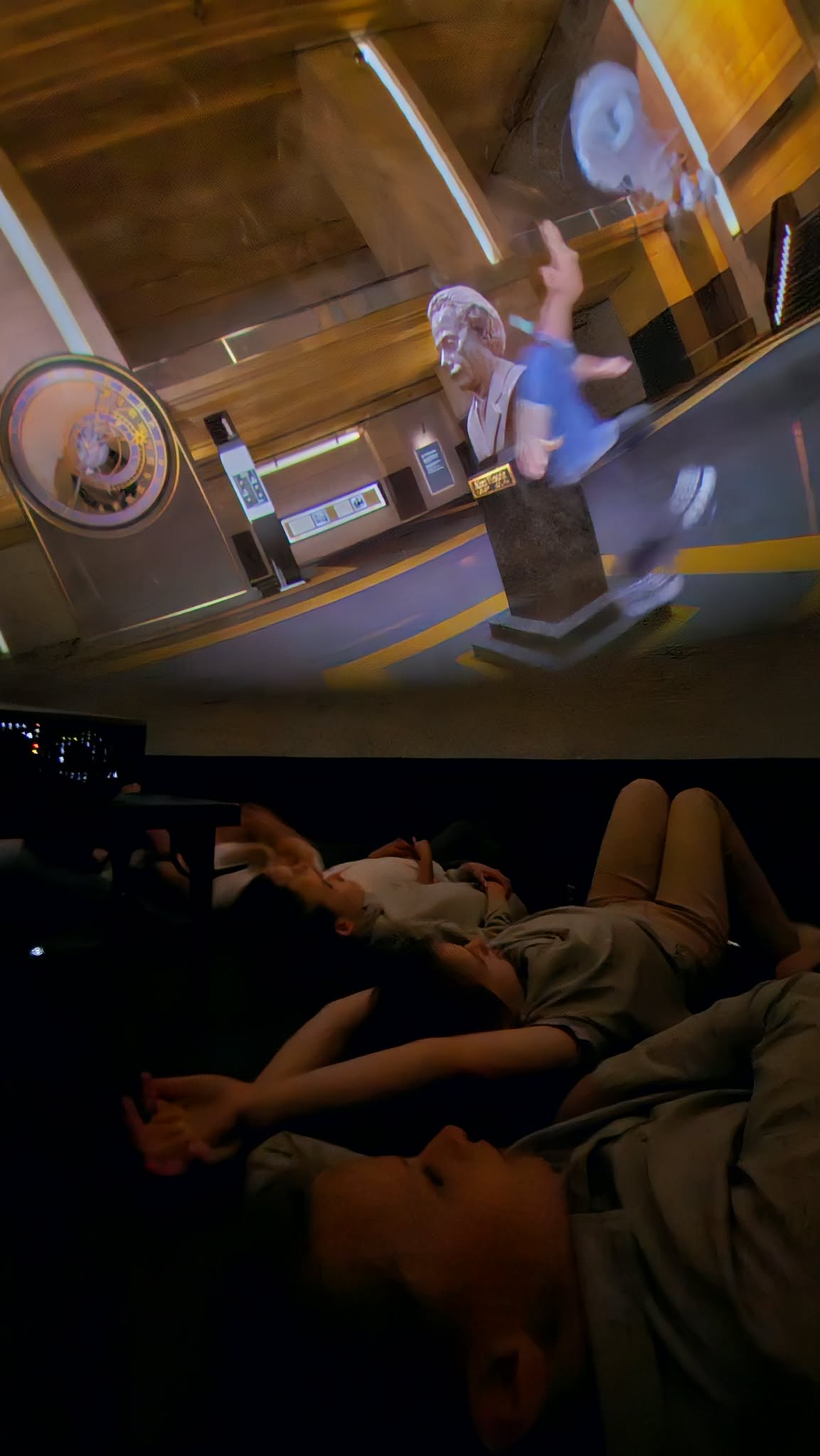 Filmo projekcija sferinio kino kupole