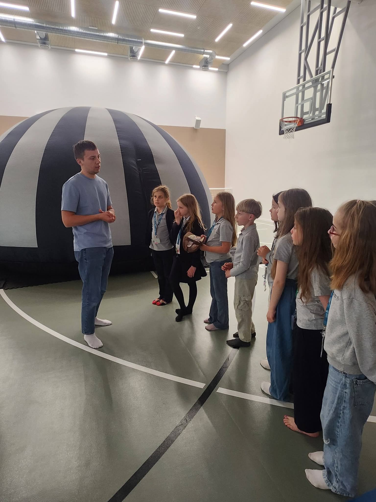 Sferinis kinas Didžiosios Riešės mokykloje: pažinimo kelionė 360° formatu