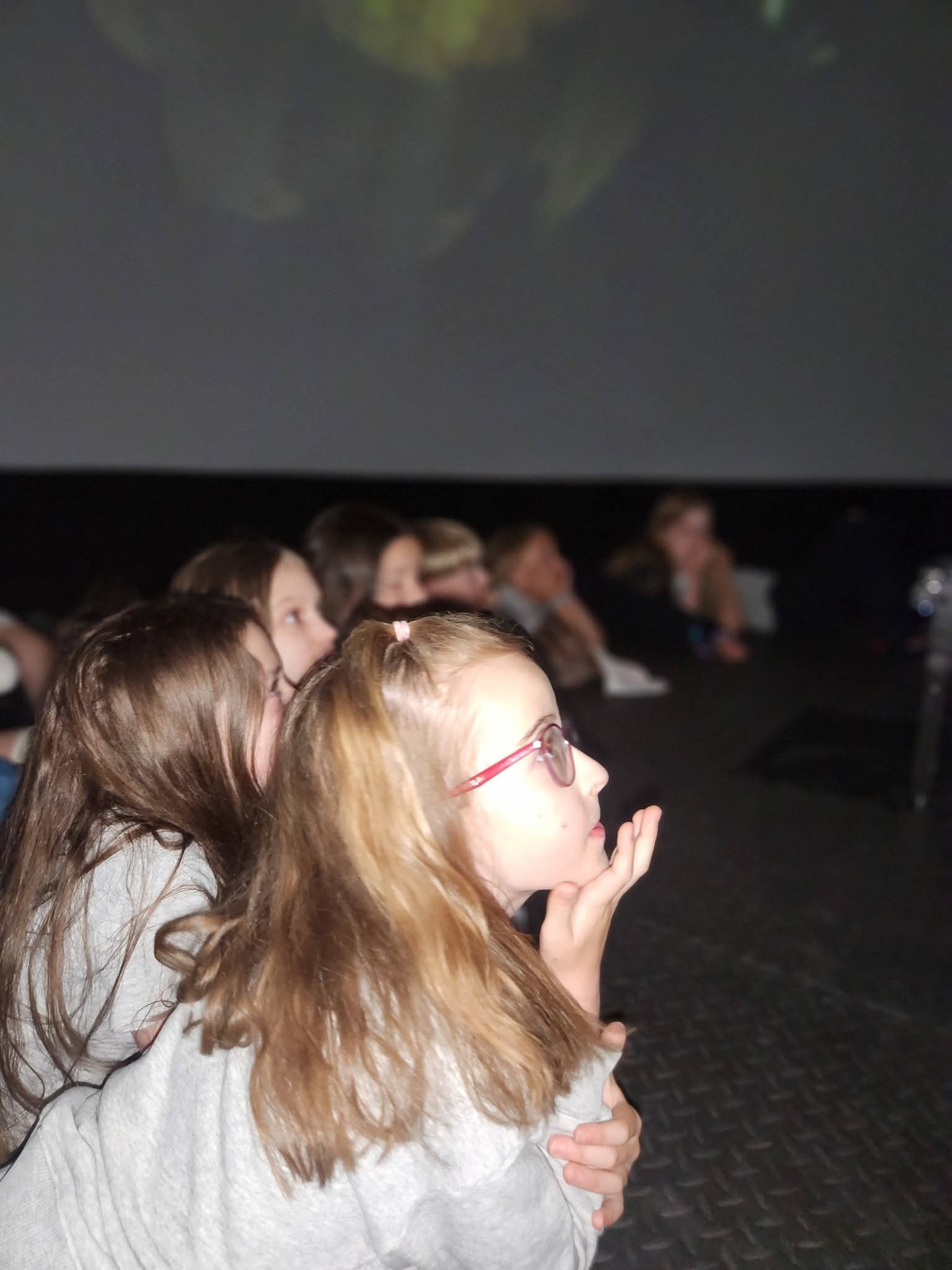 Vaikai stebi sferinio kino seansą